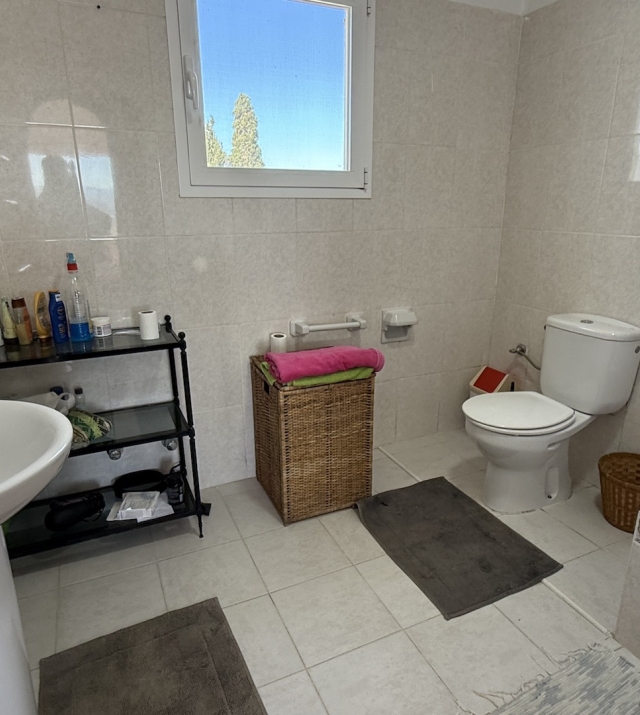 Resa estates ibiza for sale te koop villa huis zwembad san jose bathroom .jpeg